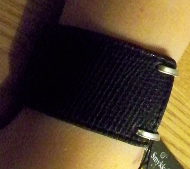 Svart Läderarmband med gulddetalj  Dansk Smykkekunst
