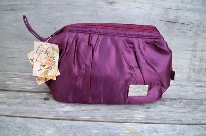 Huvudbild Vinröd Necessär Lycke