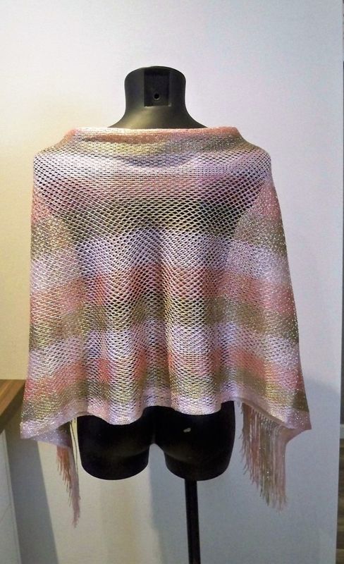 Rosa randig poncho. Bit'avant