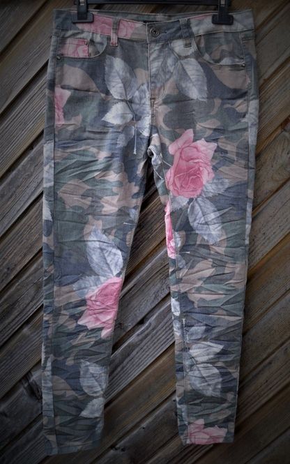 Huvudbild Place du Jour. Byxor Camouflage med blommor