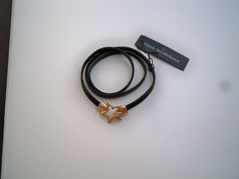 Svart Läderarmband Med Gulddetalj ISSEY Dansk Smykkekunst