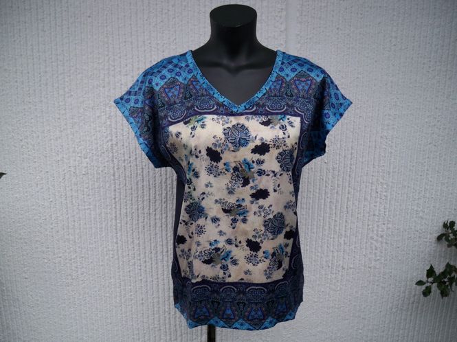 Huvudbild Mörkblå mönstrad Blus Jindo. Ze-Ze