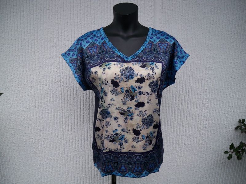 Mörkblå mönstrad Blus Jindo. Ze-Ze