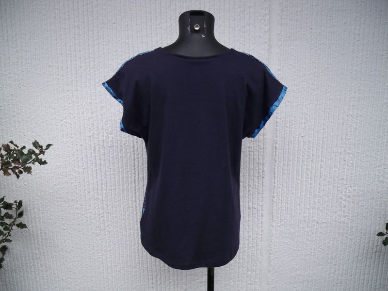 Mörkblå mönstrad Blus Jindo. Ze-Ze