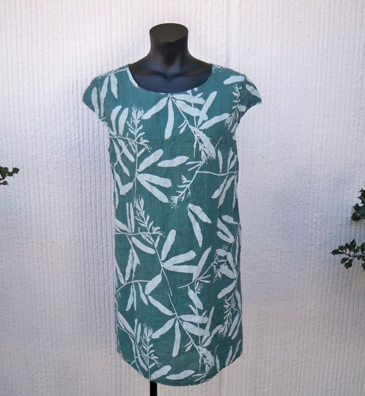 Grön/vit Mönstrad Linneklänning Med Holkärm. Puro Lino