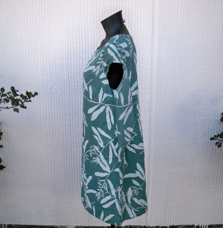 Grön/vit Mönstrad Linneklänning Med Holkärm. Puro Lino