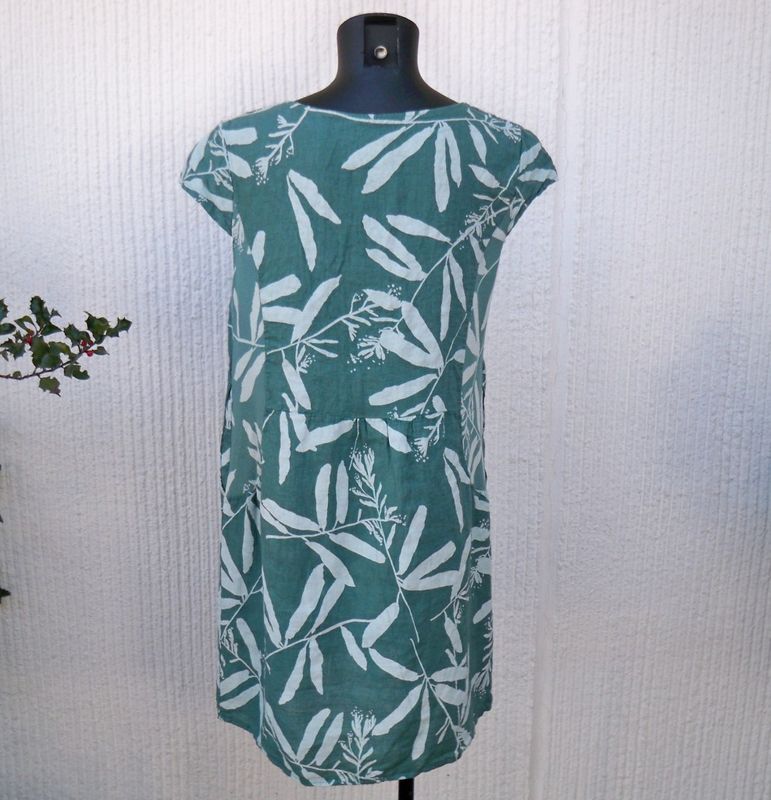 Grön/vit Mönstrad Linneklänning Med Holkärm. Puro Lino