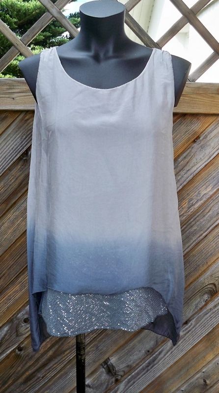 Ärmlös silkeblus. Grå