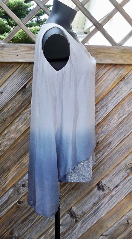 Ärmlös silkeblus. Grå