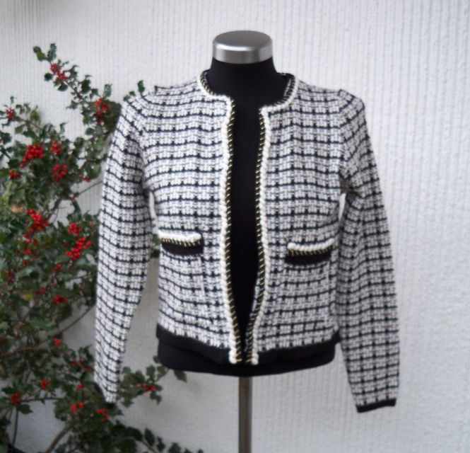 Huvudbild Kort Stickad Rutmönstrad Jacka Svart Vit