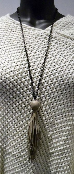 Huvudbild Halsband med beige läderkula och tofs