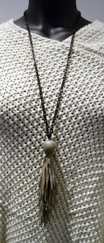 Halsband med beige läderkula och tofs