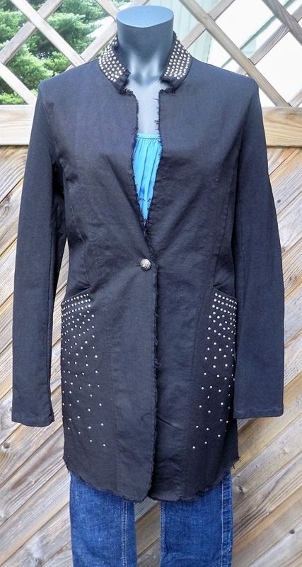 Svart lång jacka med nitar