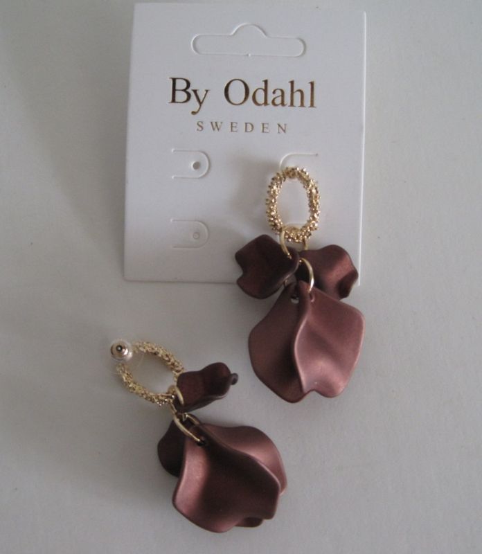 By Odahl Örhängen Löv Mörkbrun Silk
