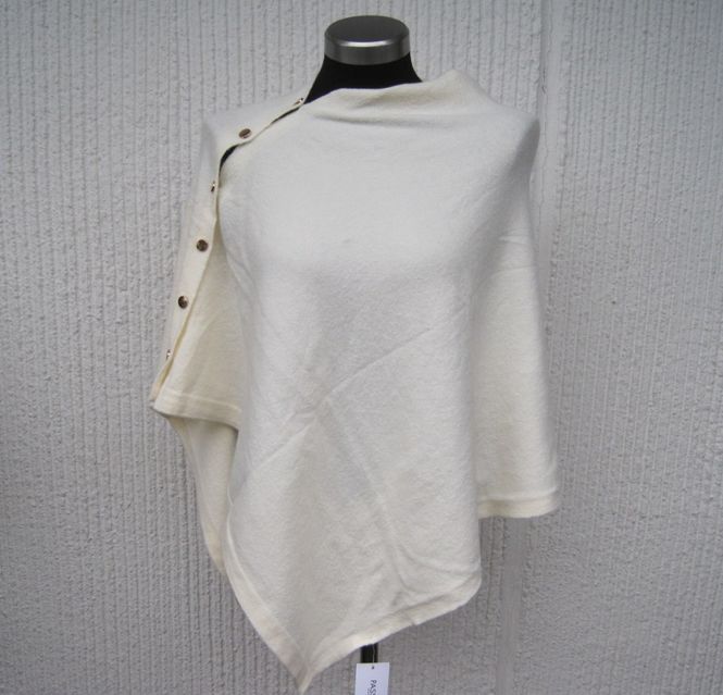 Huvudbild Cremevit Stickad Poncho Med Knappar