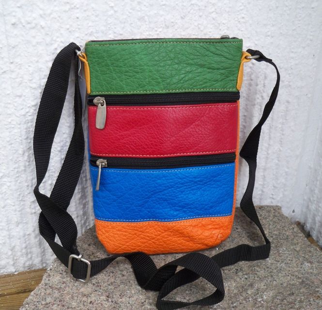 Huvudbild Flerfärgad skinnväska med axelrem