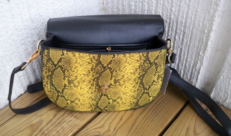 Axelremsväska Svart/gult ormskinn