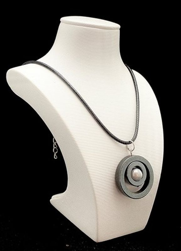 Halsband Hematit Med Vit Pärla Cornelia Magnani Smyckesdesign