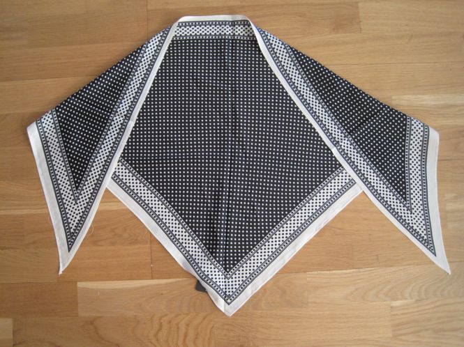 Huvudbild Prickig Trekantig Scarf Svart Vit