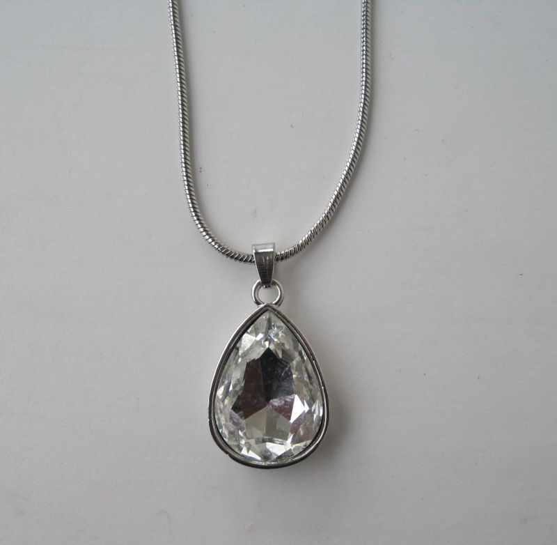 Kort Halsband Vit Droppe