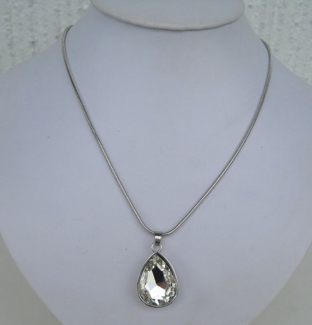 Huvudbild Kort Halsband Vit Droppe