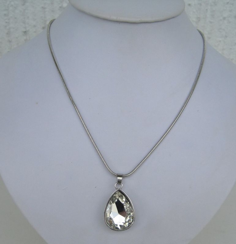 Kort Halsband Vit Droppe