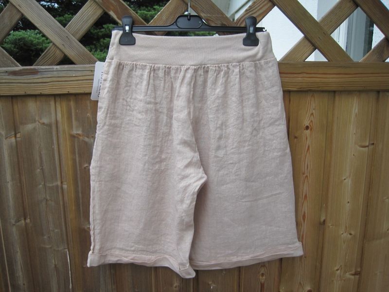 Beige Knälånga Lätta Linneshorts. Made in Italy