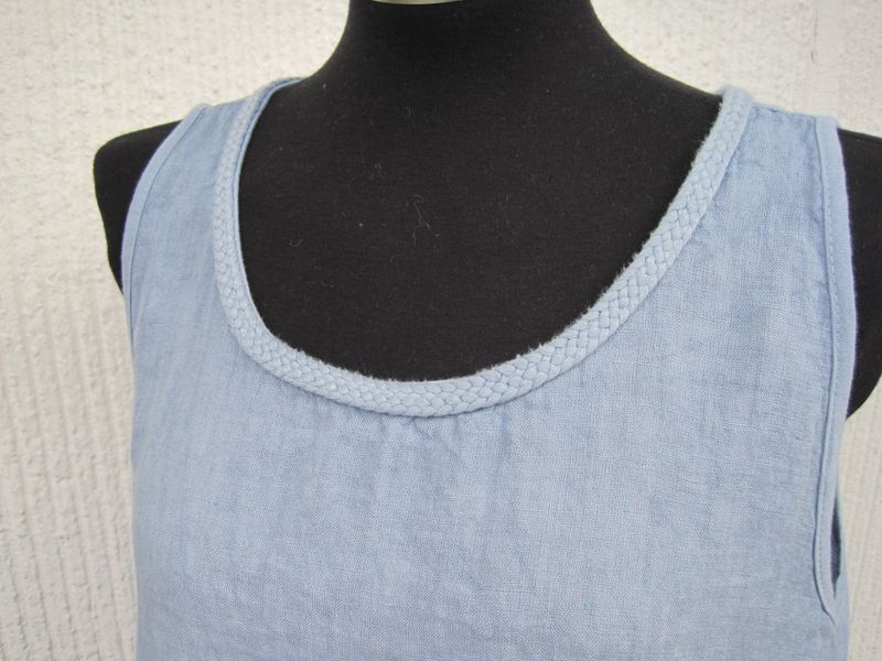 Jeansblå ärmlös knälång linneklänning