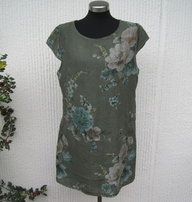 Kakigrön blommig linneklänning med holkärm Puro Lino