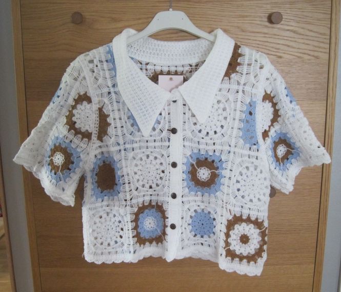 Huvudbild Vit virkad kofta mormorsrutor kort ärm