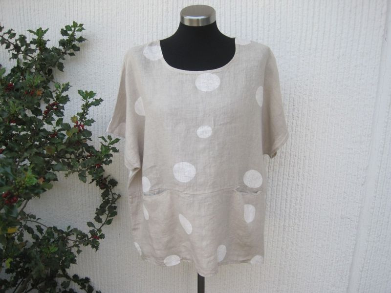 Beige linneblus med stora prickar och kort ärm Puro Lino