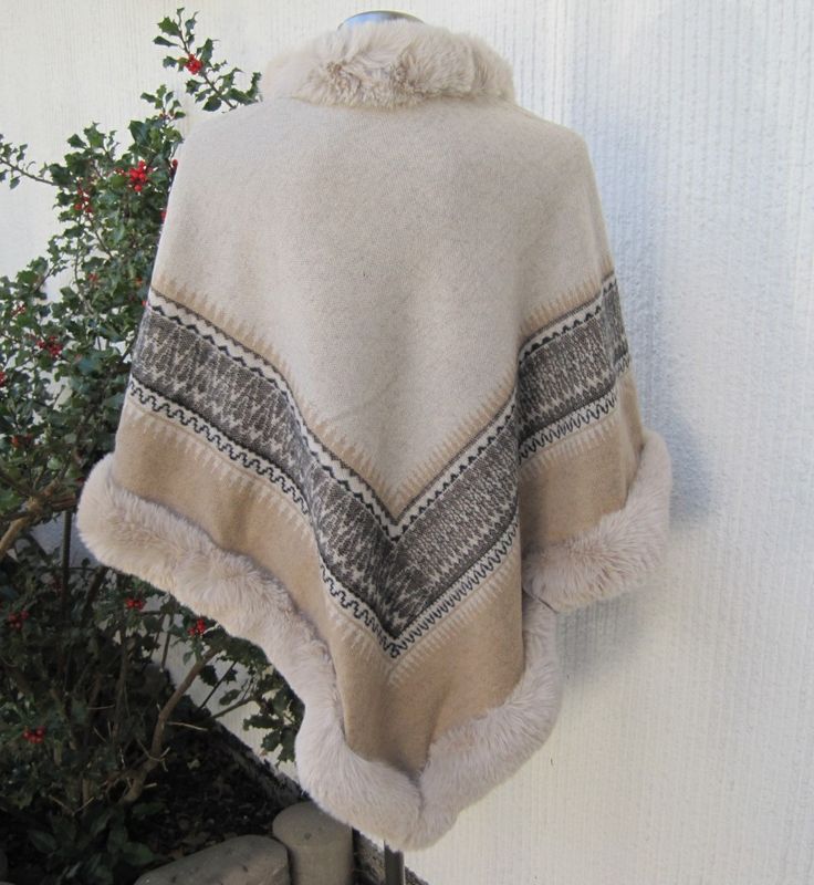 Beige Poncho Med Mönsterbård Och Pälskant