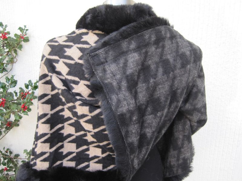 Svart / Beige Hundtandsmönstrad Poncho Med Pälskant