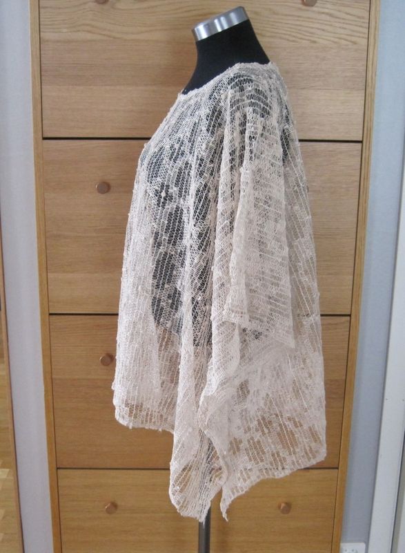 Beige Spetsponcho / Nätponcho