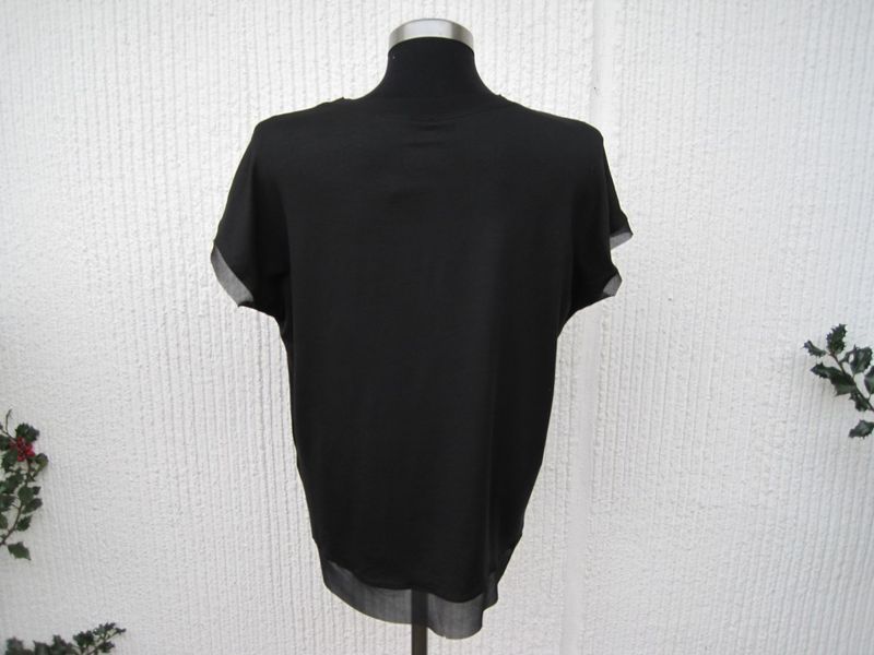 Svart viskosblus / topp med kort ärm och chiffongkant