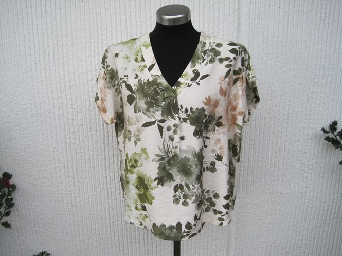 Huvudbild Blommig viskosblus med kort ärm. Natur / grön