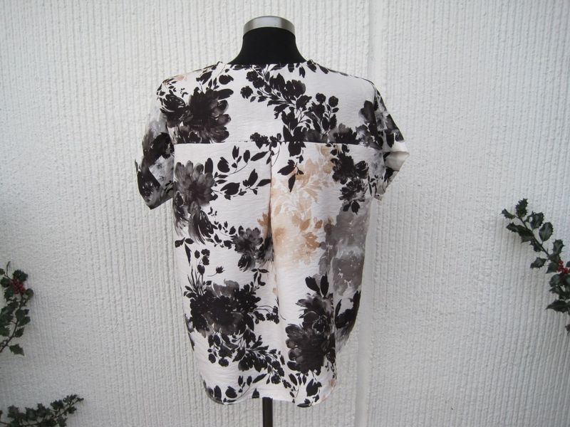 Blommig viskosblus med kort ärm. Natur / svart