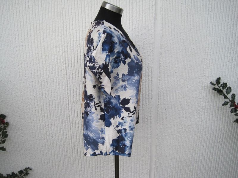 Blommig viskosblus med kort ärm. Natur / marinblå