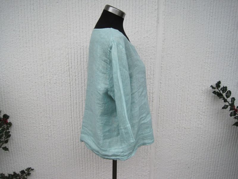 Mintgrön Linneblus med halvlång ärm och dekorknappar. Puro Lino