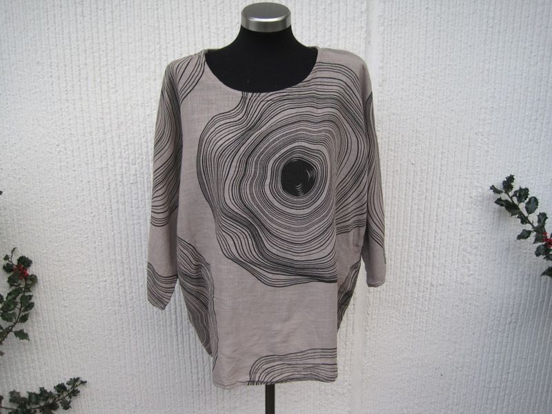Gråbeige och svart mönstrad bomullsblus. Made in Italy