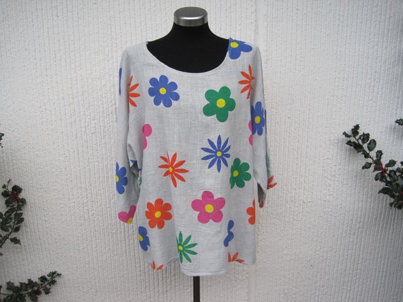 Ljusgrå bomullsblus med färgglada blommor. Made in Italy