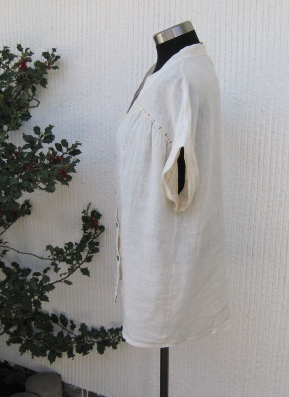 Beige V-ringad Linneblus Med Färgade Dekorsömmar