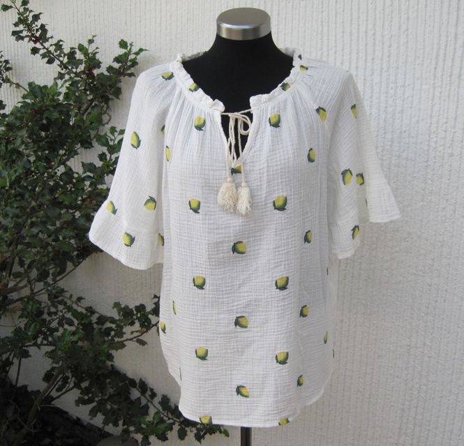 Huvudbild Vit bomullsblus med citroner och halvlång ärm. ...