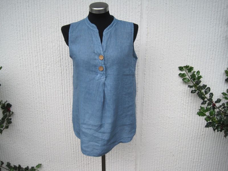 Jeansblå Ärmlös Linneblus. Made in Italy
