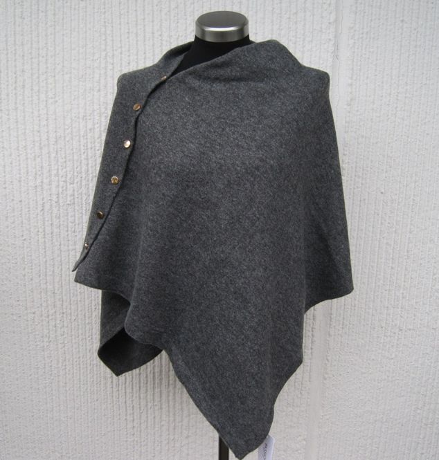 Huvudbild Grå Stickad Poncho Med Knappar